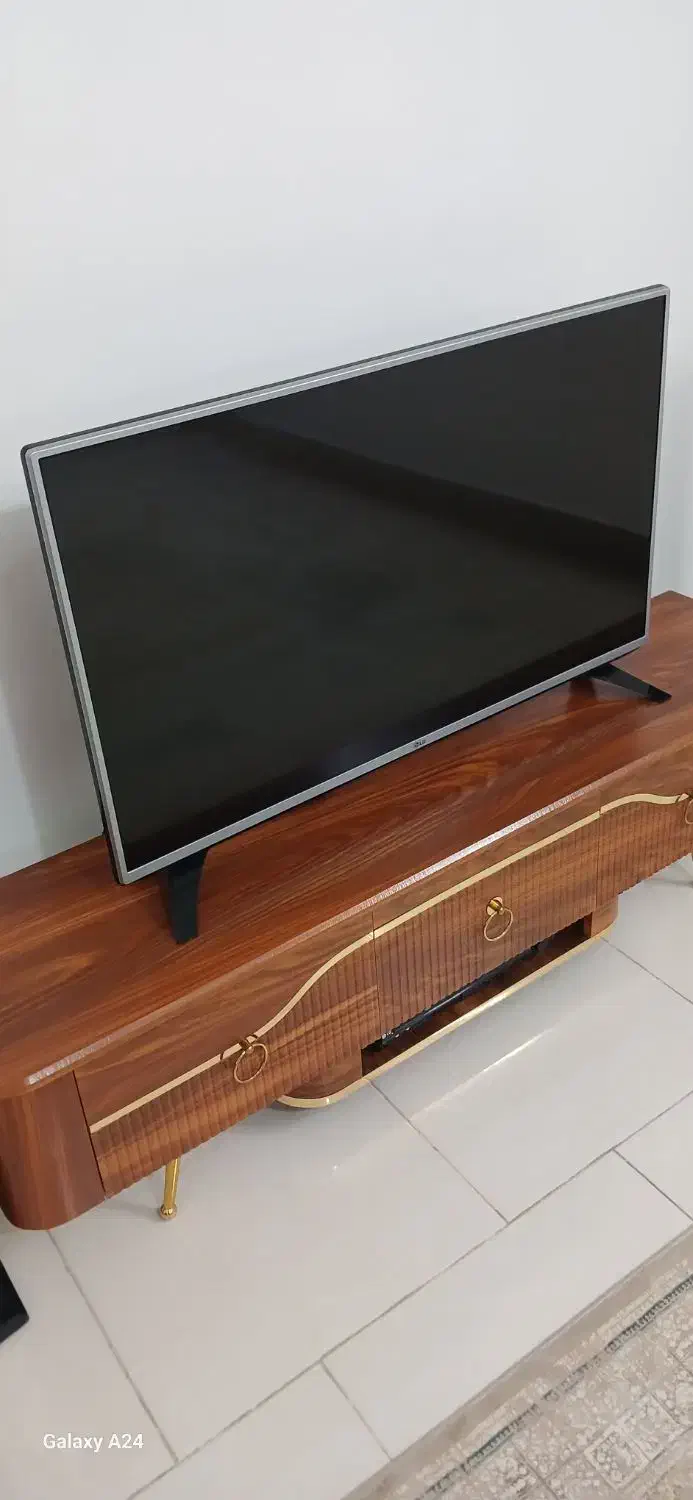 تلویزیون ۴۳ الجی LED|تلویزیون و پروژکتور|بروجرد, |دیوار