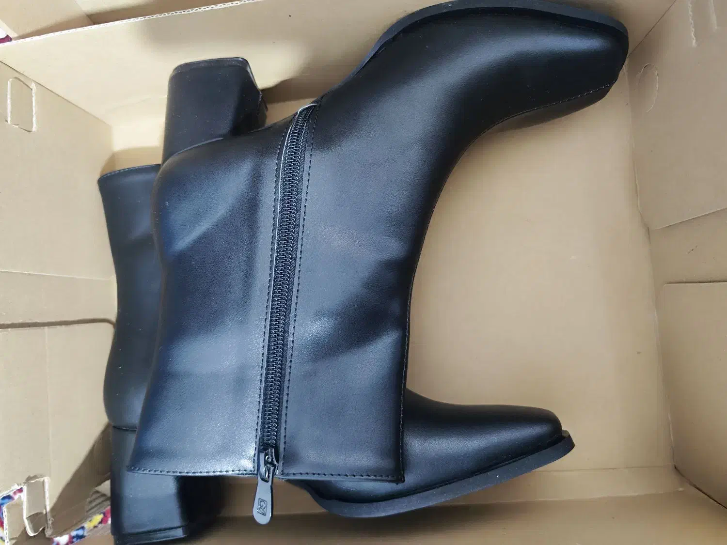 نیم بوت نو نو|کیف، کفش، کمربند|هشتگرد, شهرک راه آهن|دیوار