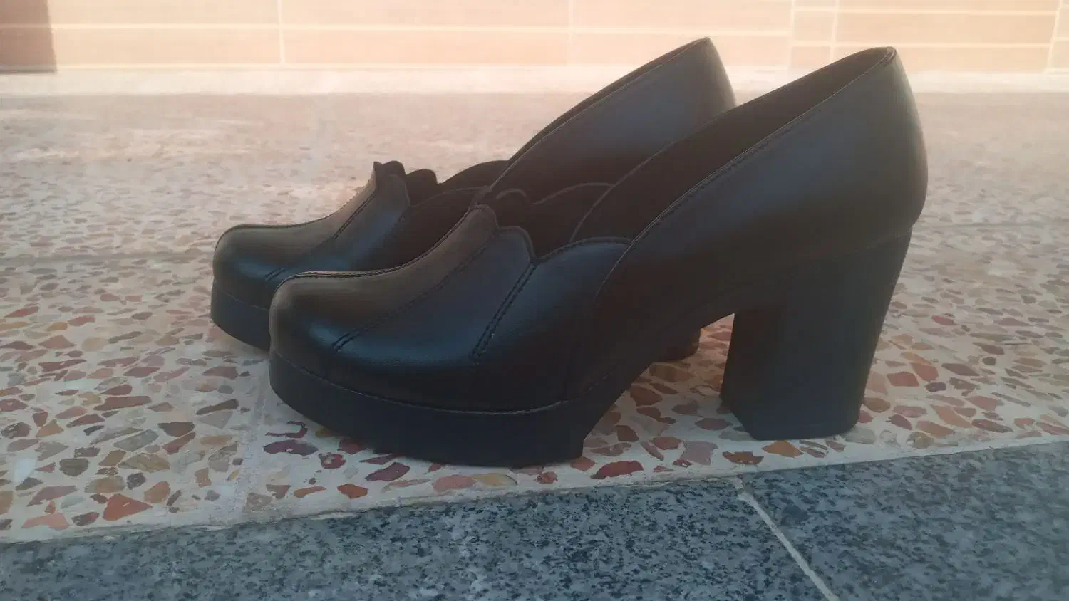 بوت|کیف، کفش، کمربند|دوگنبدان, |دیوار