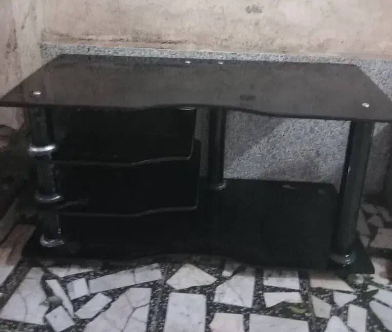 میز تلوزیون شیشه ای (فروش فوری)|میز تلویزیون|لنگرود, |دیوار