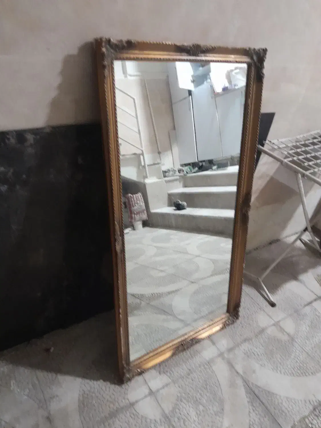 آینه|آینه|تهران, خاک سفید|دیوار