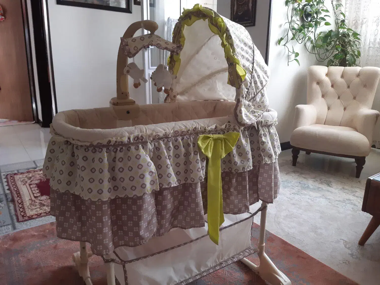 تخت کنار مادر و گهواره کودک خارجی در حد نو|تخت و صندلی بچه|شاهین‌شهر, خانه کارگر|دیوار