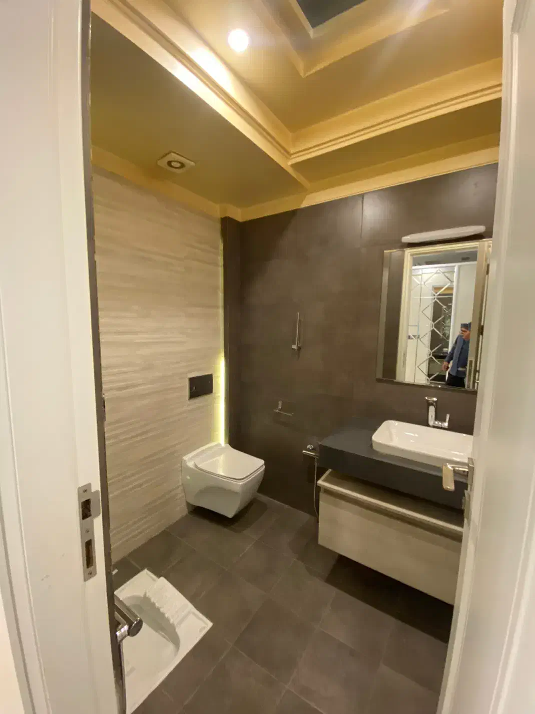 ۱۵۵متر سعادت آباد ۲۴ متری فول مشاعات