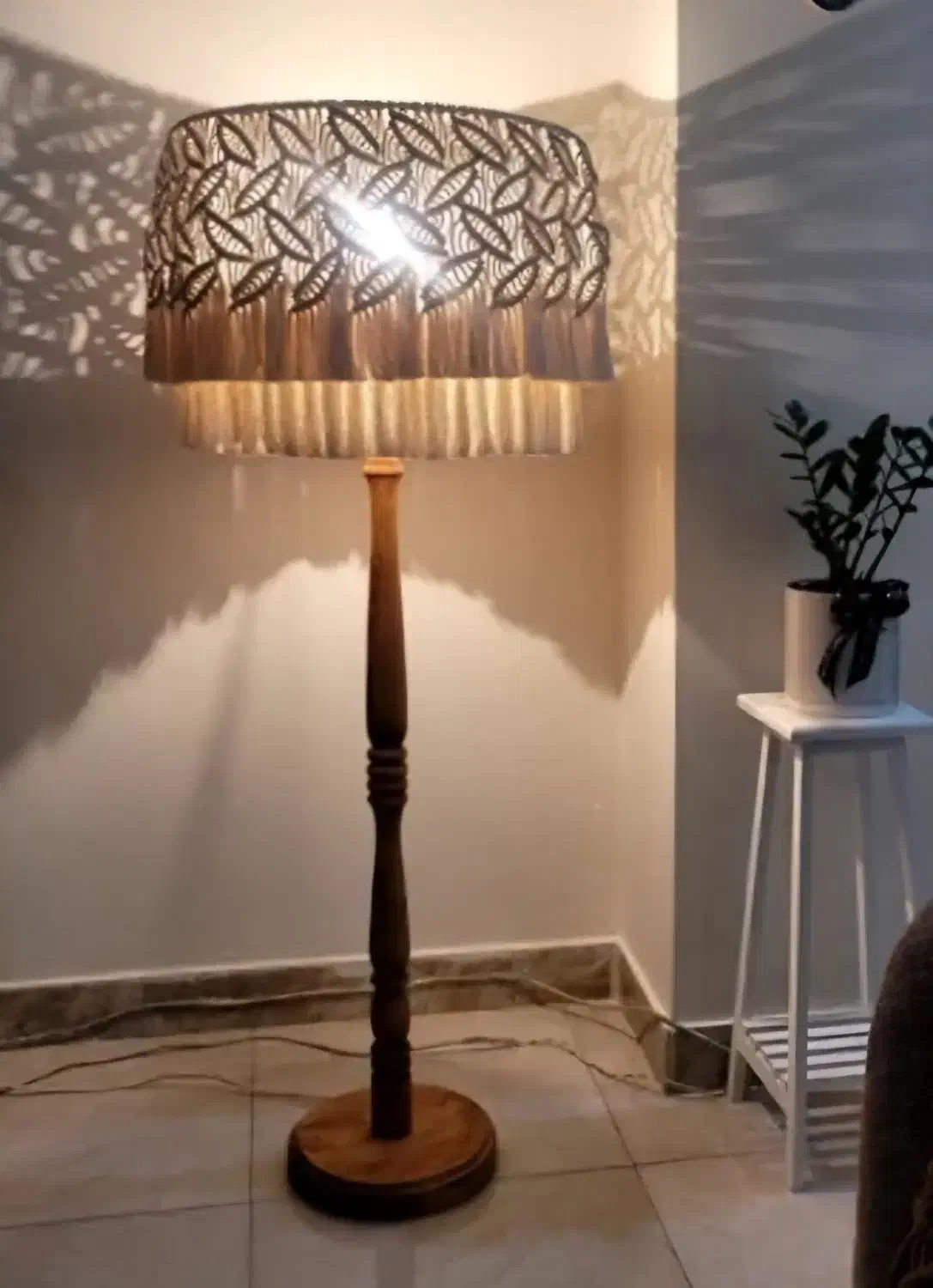 آباژور کنار سالنی مکرومه|چراغ خواب و آباژور|شاهرود, |دیوار