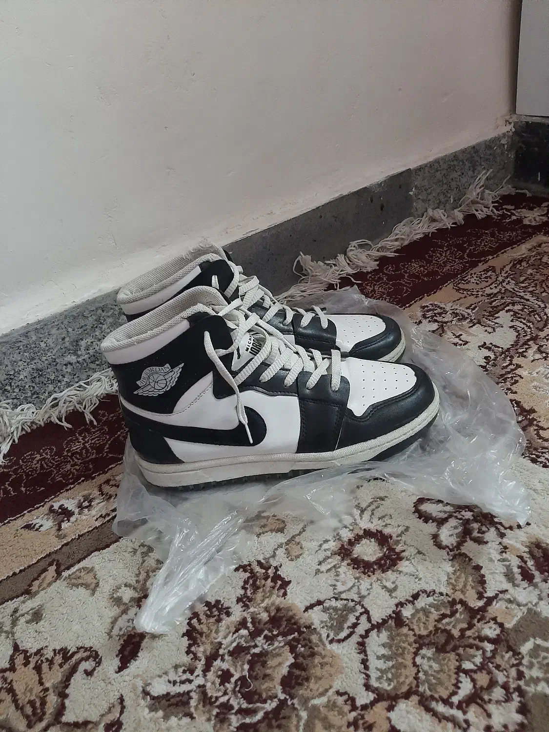 شلف زیبا و چتر|کتابخانه، شلف، قفسه‌های دیواری|دورود, |دیوار