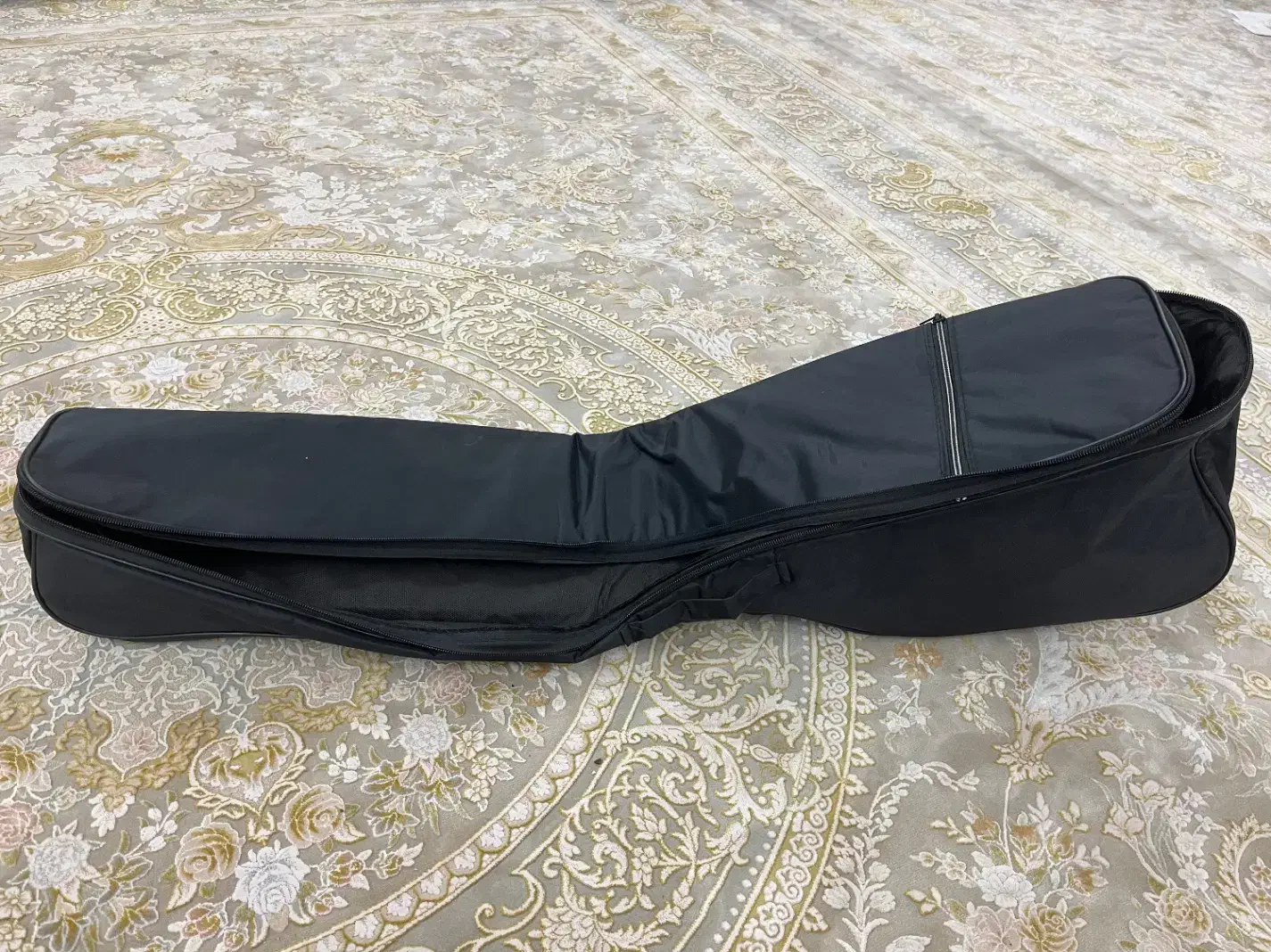 کاور پارچه ای تار|سازهای سنتی|ملایر, |دیوار