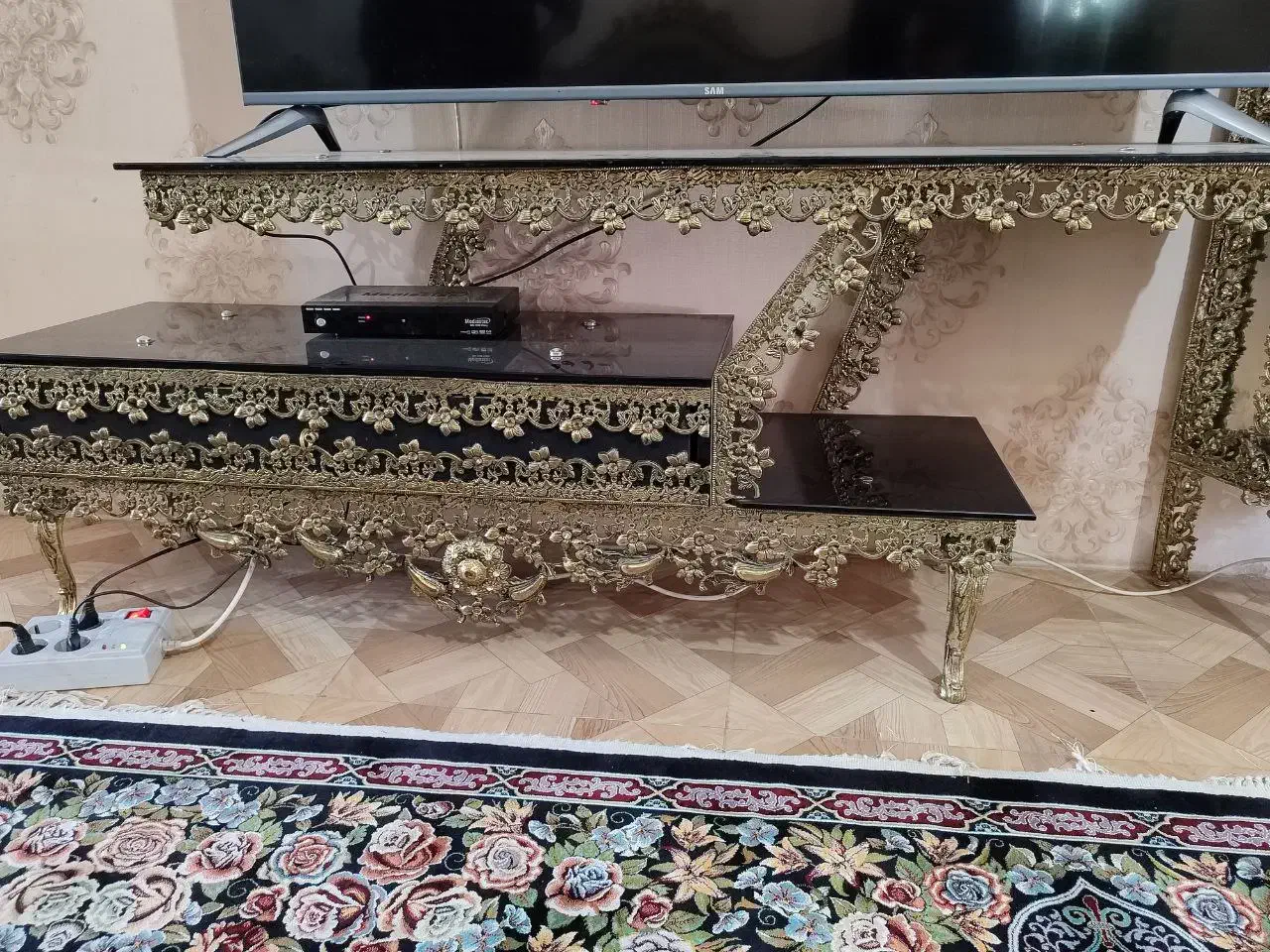 میز تلوزیون برنجی در حد نو|میز تلویزیون|نظرآباد, نظرآباد|دیوار
