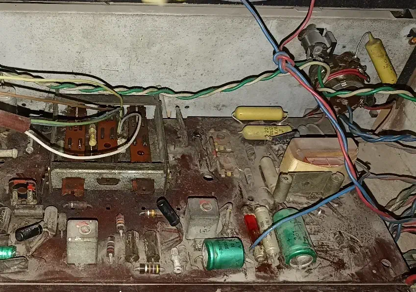 رادیو چوبی قدیمی|کلکسیون اشیاء عتیقه|ملارد, |دیوار