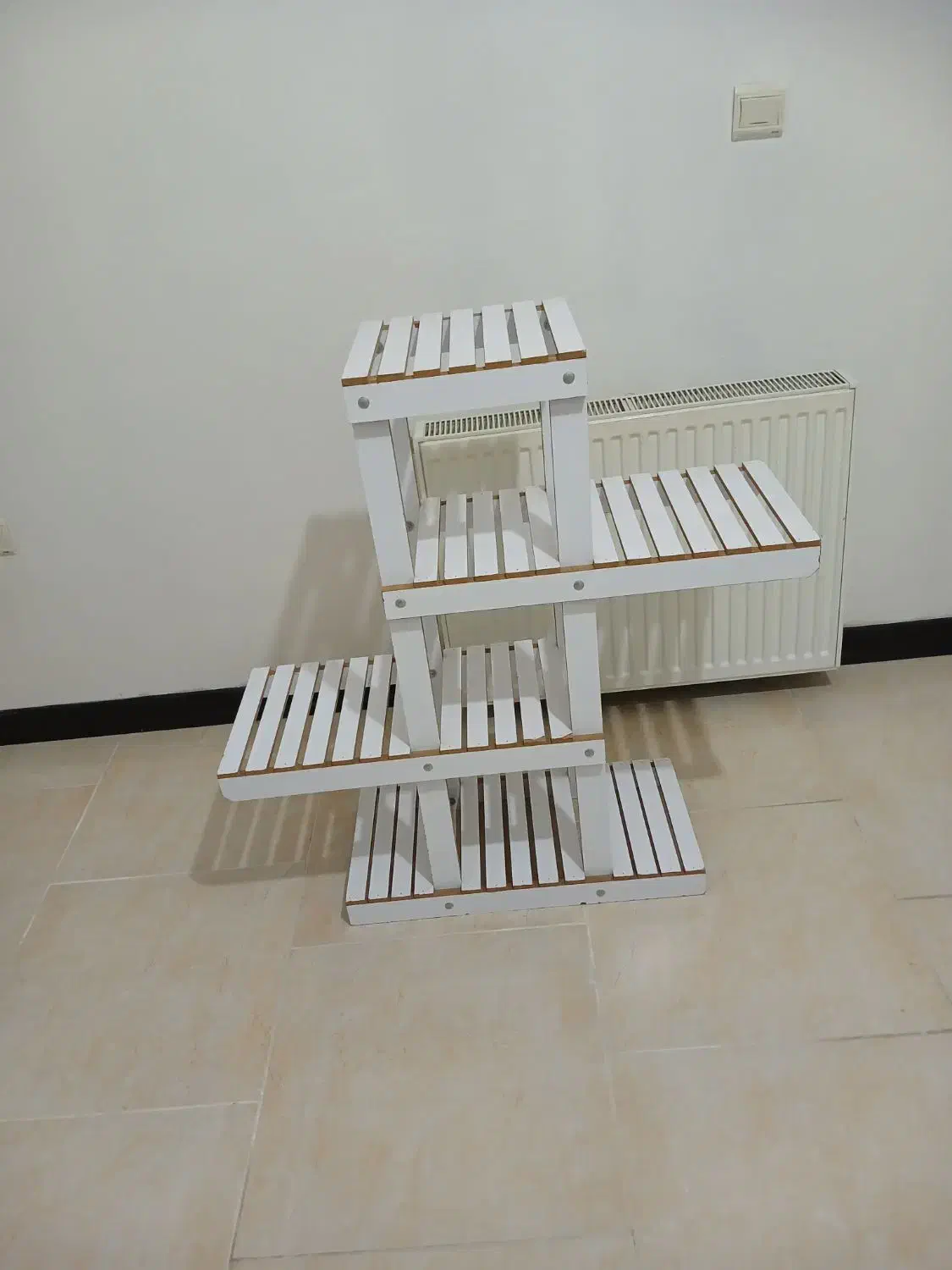 تخت اپلاسیون و گلدان ایستاده|آرایشگاه و سالنهای زیبایی|کرج, شهرک یاس جنوبی|دیوار