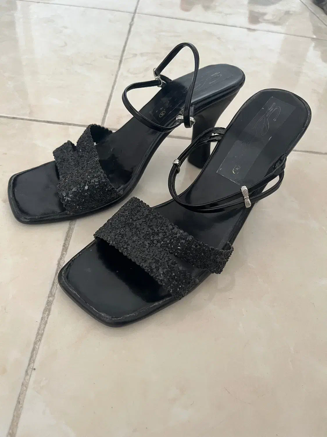 لباس مجلسی و کفش و صندل مجلسی|لباس|صدرا-فارس, فاز ۱|دیوار