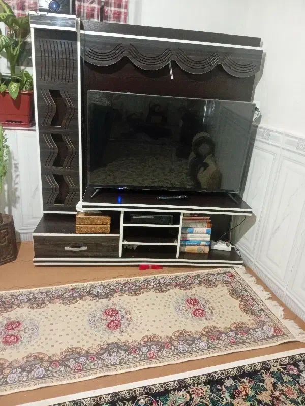 گلیم فرش و ۶ تا بالشت و میز تی وی در حد نو|فرش|یاسوج, |دیوار