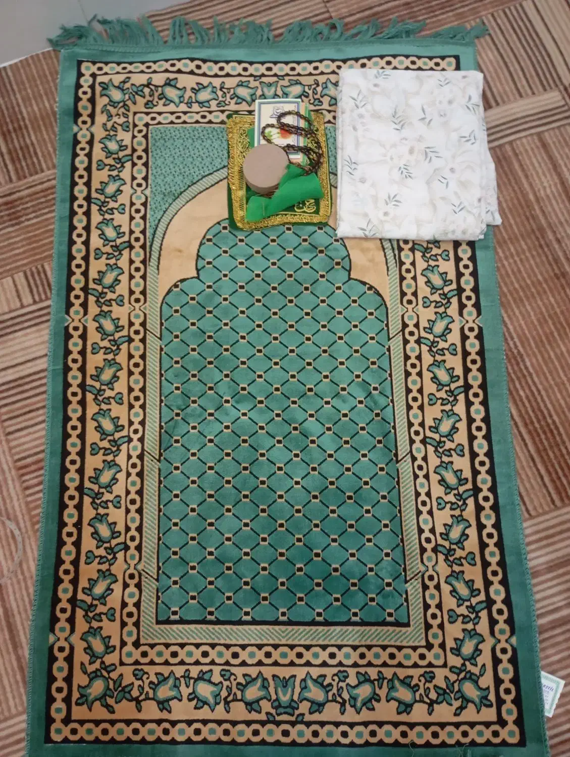 سجاده|لباس|شیراز, شهرک آرین|دیوار