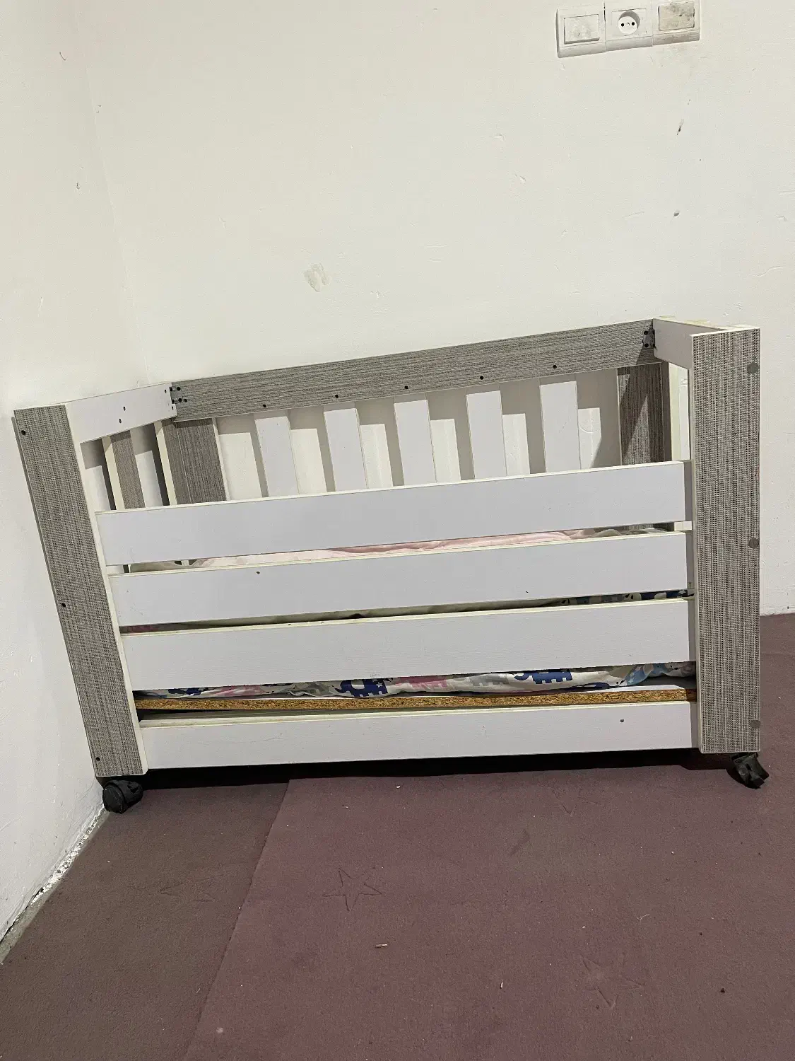 تخت کنار مادر سالم و تمیز|تخت و صندلی بچه|آمل, |دیوار