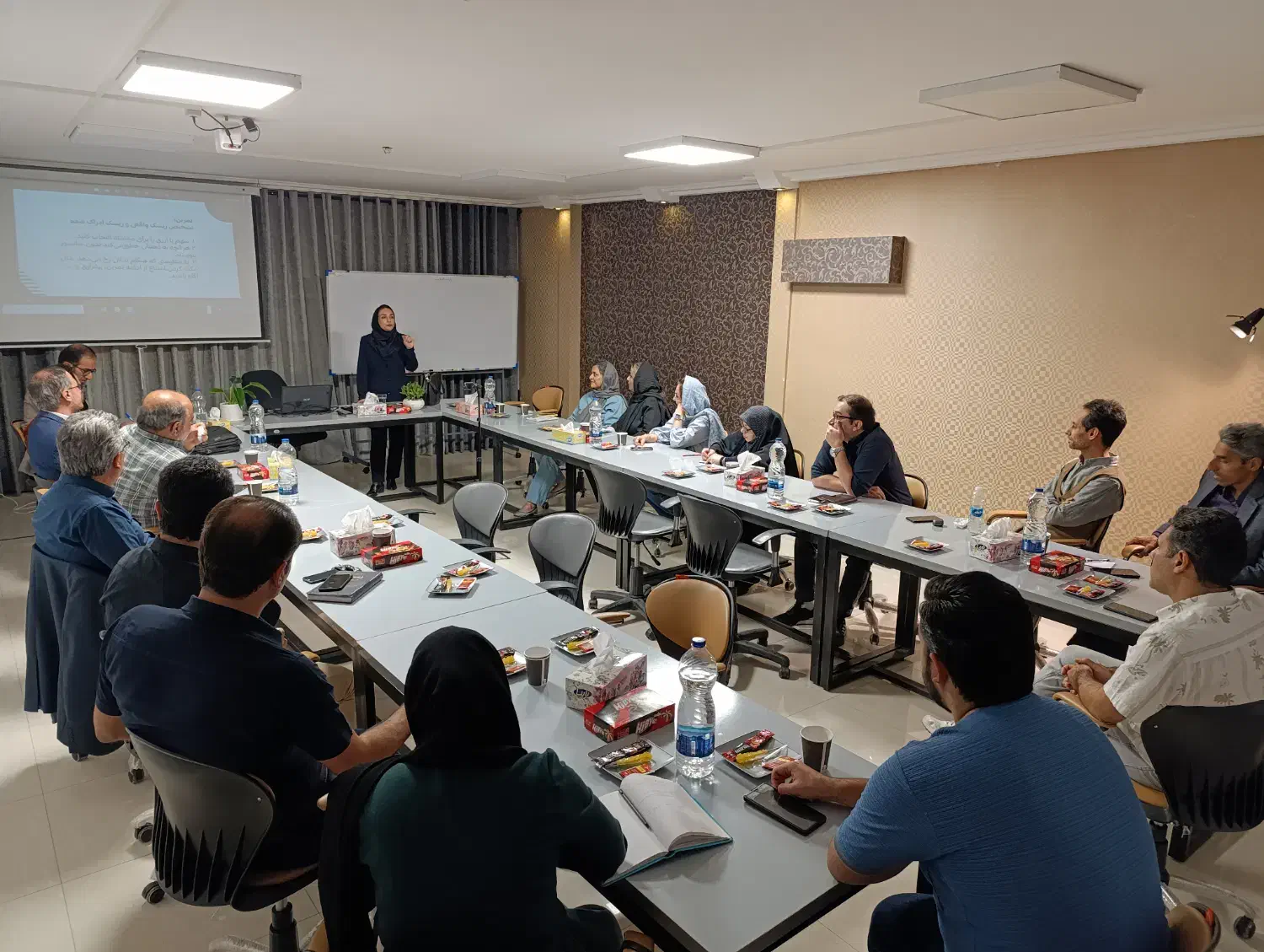 سالن کنفرانس|اجارهٔ کوتاه‌مدت دفتر کار و فضای آموزشی|مشهد, بهشت|دیوار