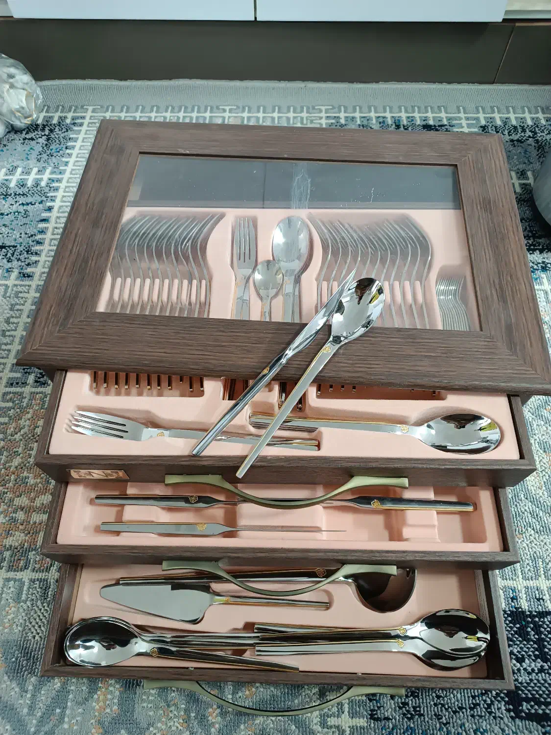 سرویس قاشق چنگال 30نفره همراه جعبه|ظروف سرو و پذیرایی|قم, آزادگان|دیوار