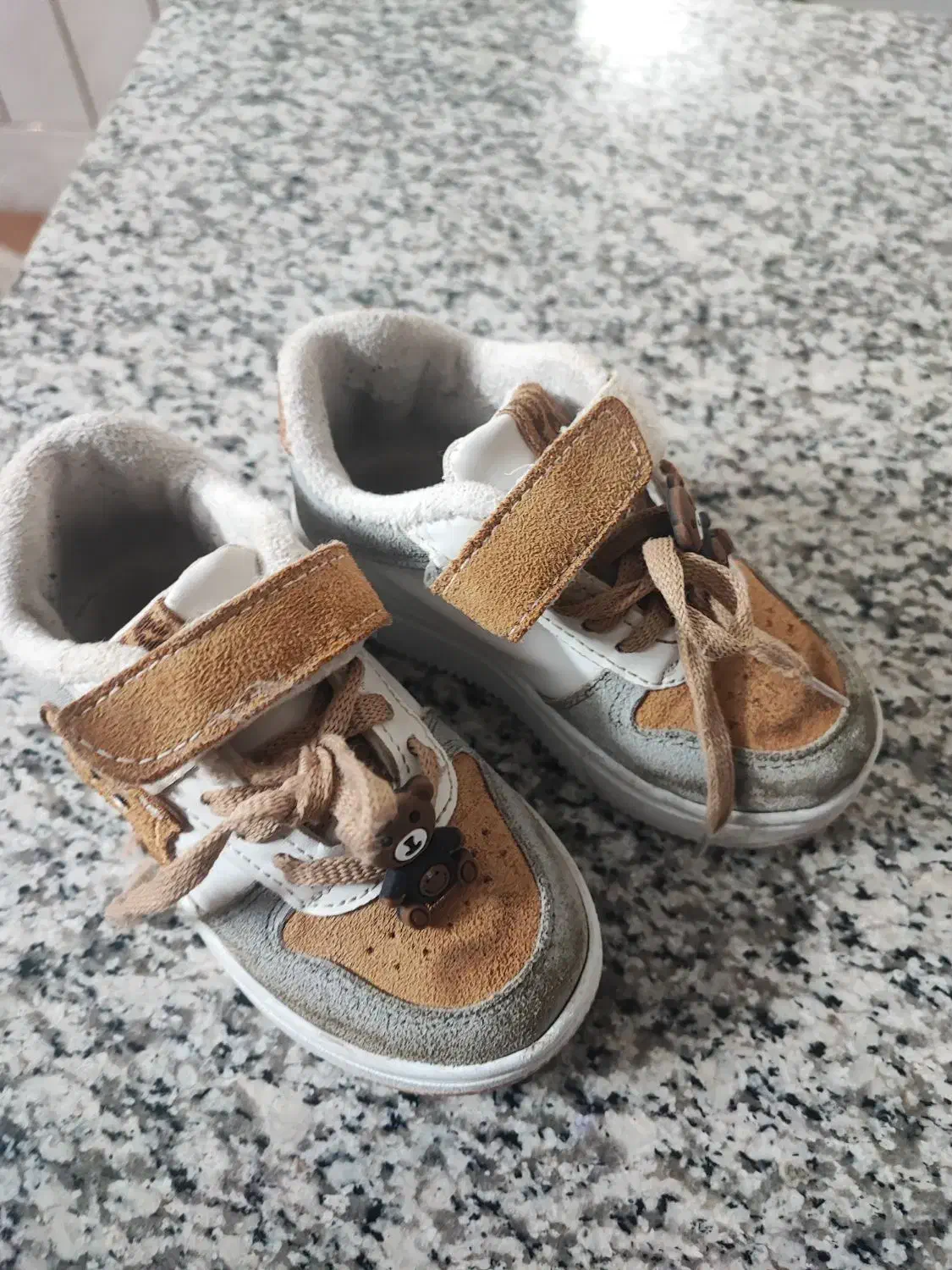 کفش|کیف، کفش، کمربند|برخوار, |دیوار