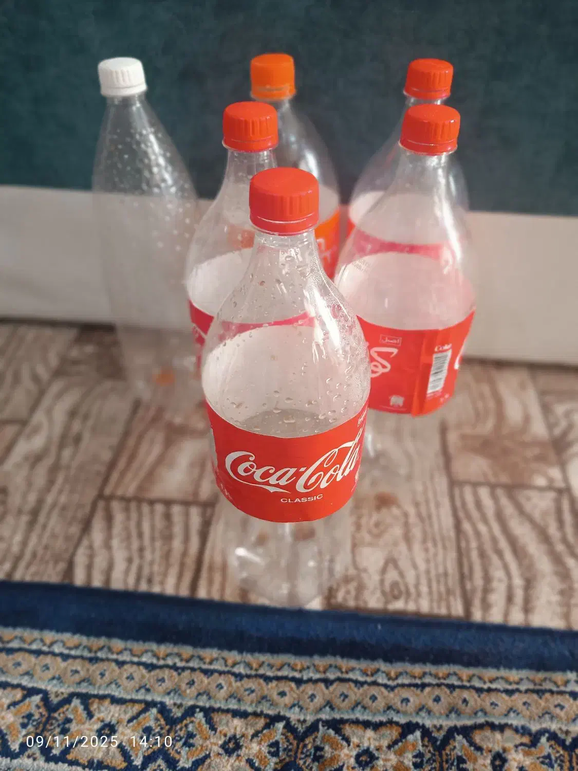 تعدادزیادبطری نوشابه|ظروف نگهدارنده، پلاستیکی، یک‌بارمصرف|هادی شهر, |دیوار