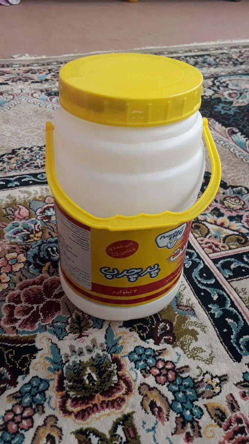 تعدادی دبه ماست وسطل ماست|ظروف نگهدارنده، پلاستیکی، یک‌بارمصرف|تبریز, |دیوار