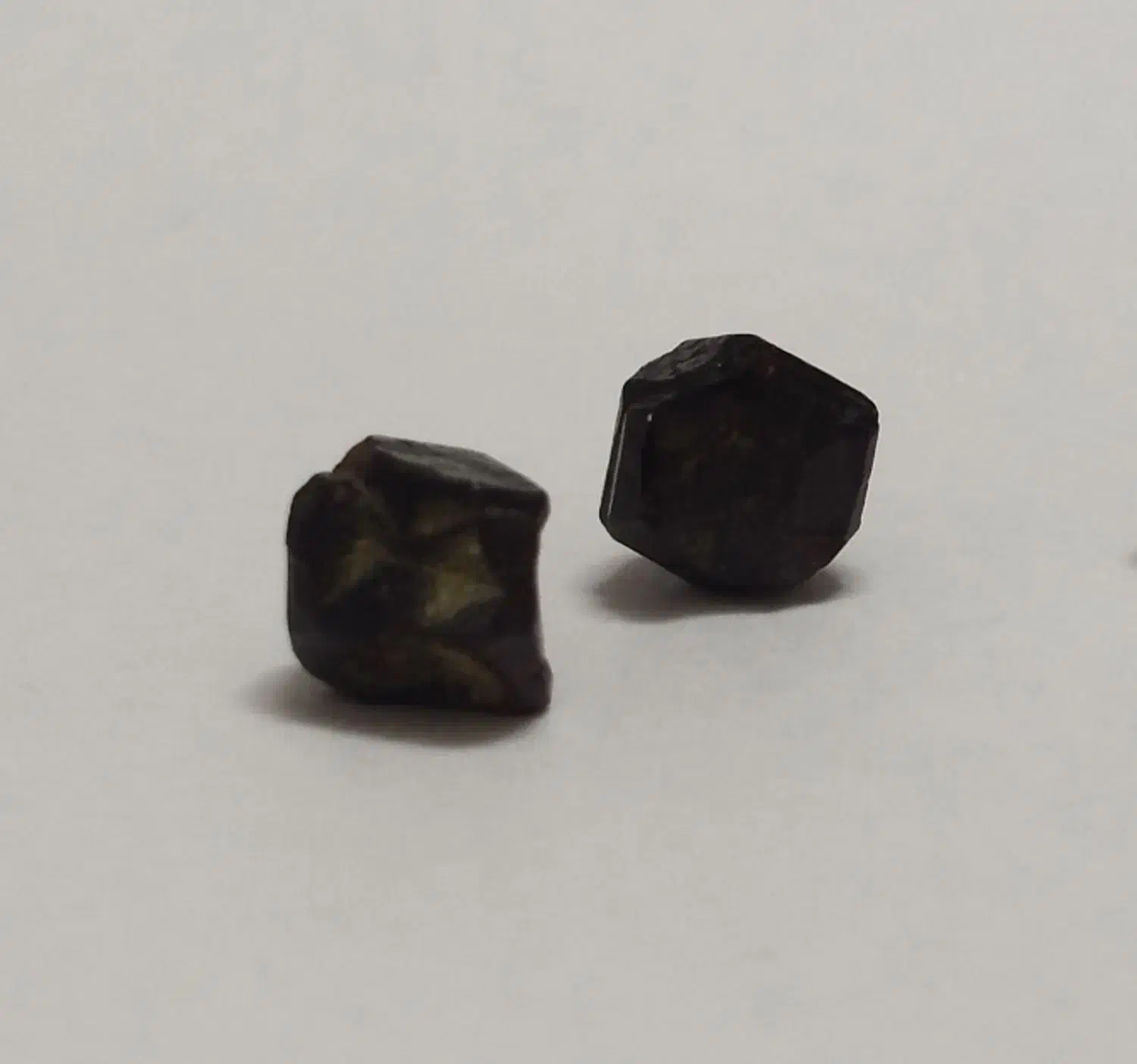 دو عدد سنگ آلماندین|جواهرات|کرمان, |دیوار