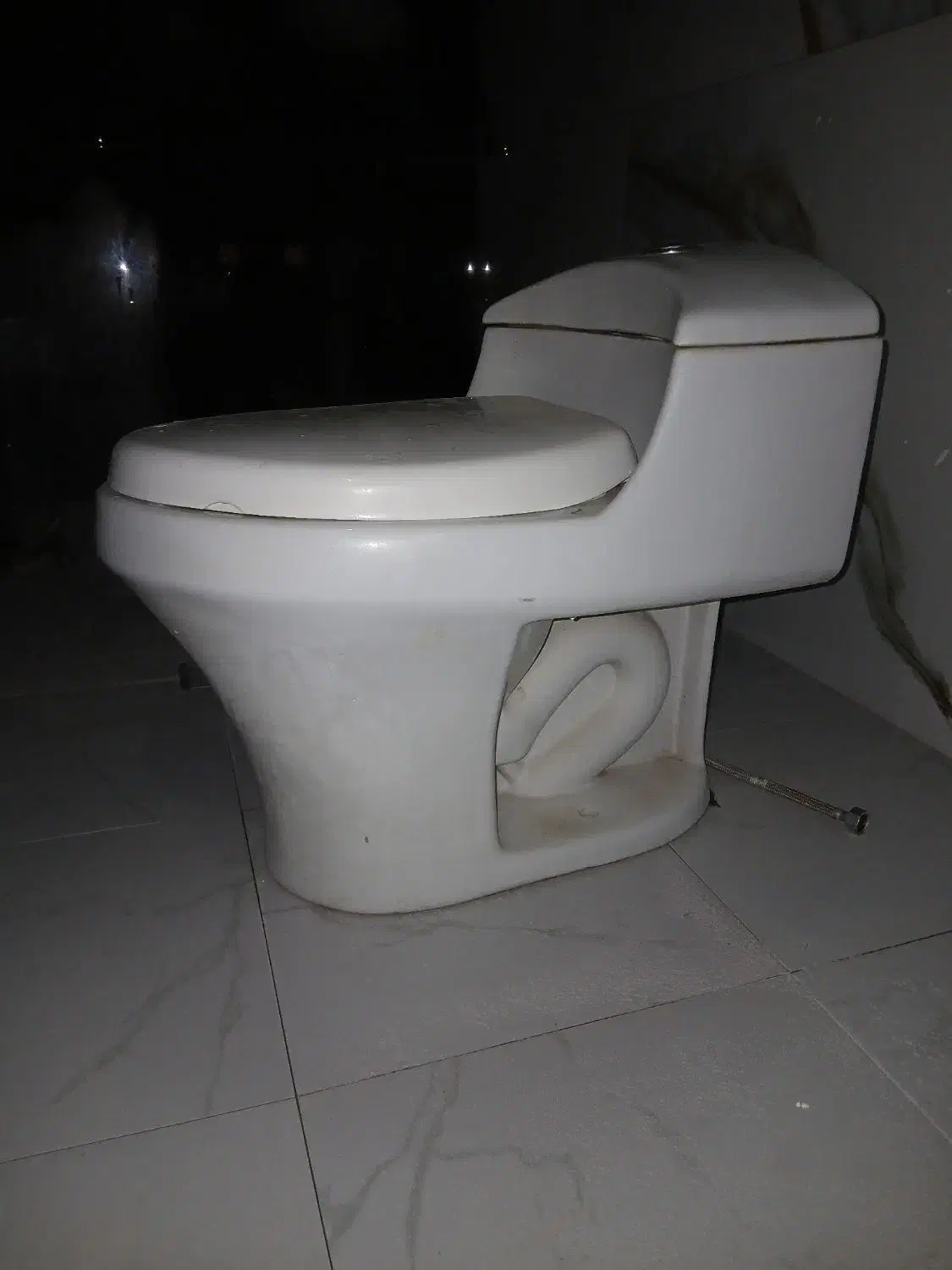 یک عدد توالت فرنگی تمیز|لوازم سرویس بهداشتی|کرمان, |دیوار