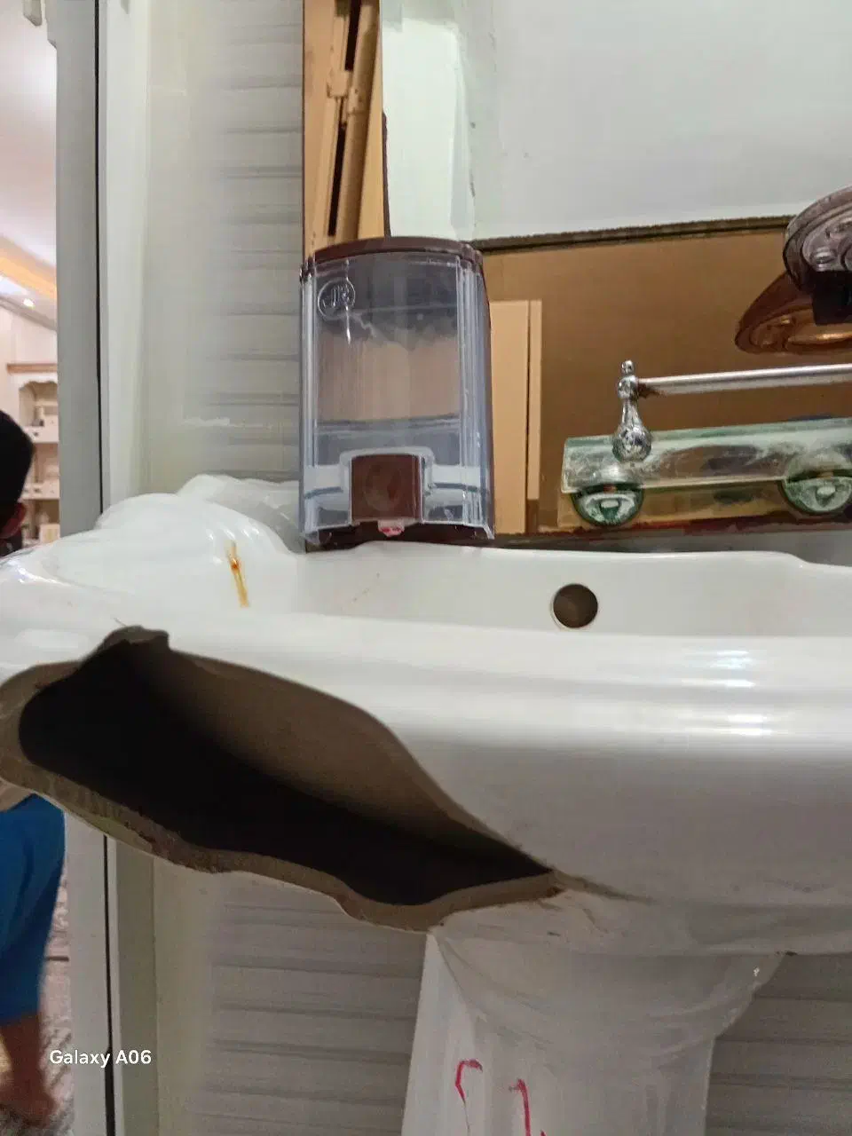 روشویی کامل با اینه وپایه|لوازم سرویس بهداشتی|تربت‌حیدریه, پائین ولایت|دیوار