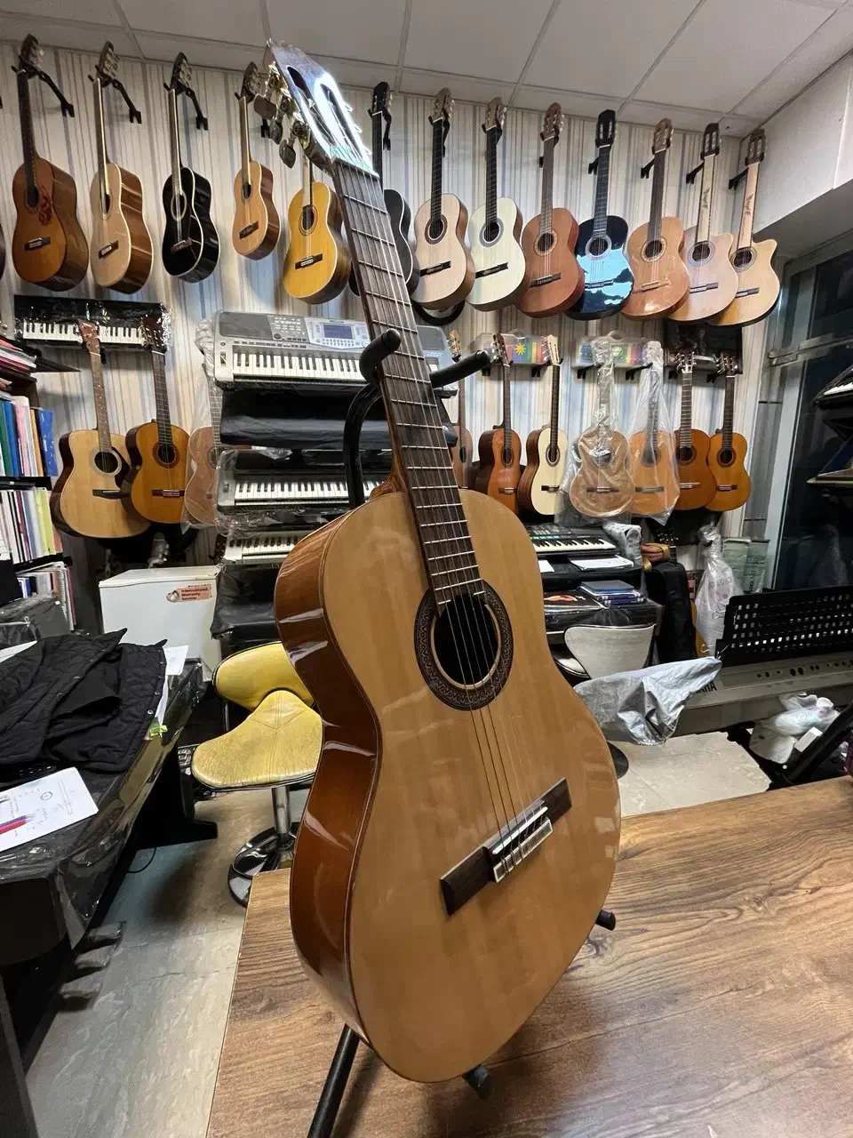 گیتار اسپانیایی در موزیک ارژنگ|گیتار، بیس، امپلیفایر|پردیس, فاز ۳|دیوار