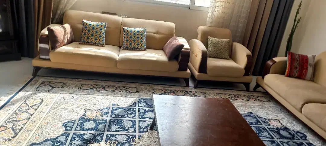 مبل هفت نفره تمیز بدون ایراد چوب گردو .|مبلمان خانگی و میز عسلی|شاهین‌شهر, نسیم ۵|دیوار