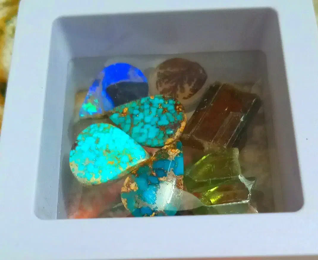 فیروزه نیشابور درجه یک و اوپال استرالیا مهره کهنه|جواهرات|شیراز, شاهچراغ|دیوار