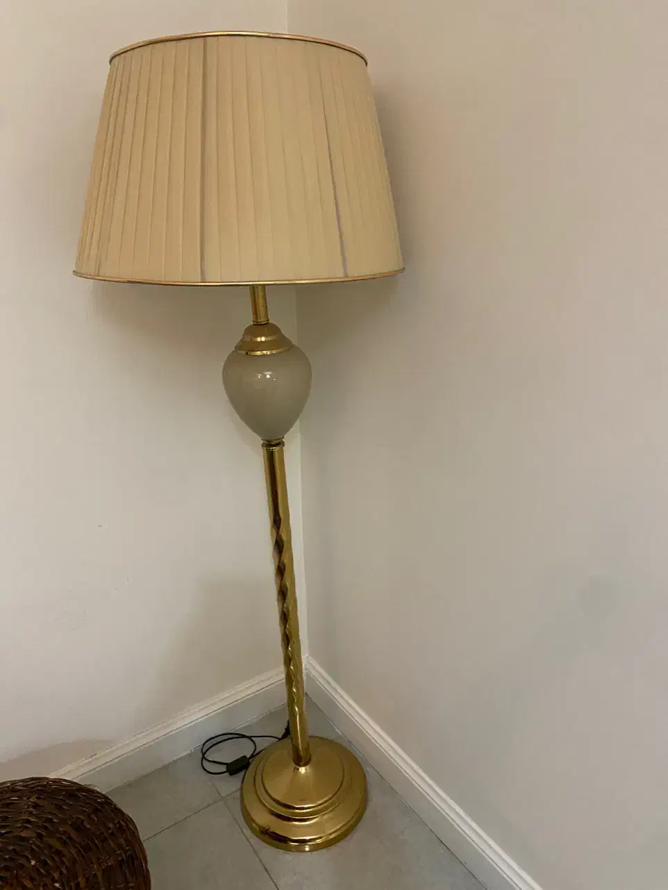 آباژور ایستاده|چراغ خواب و آباژور|قدس, شهرقدس|دیوار