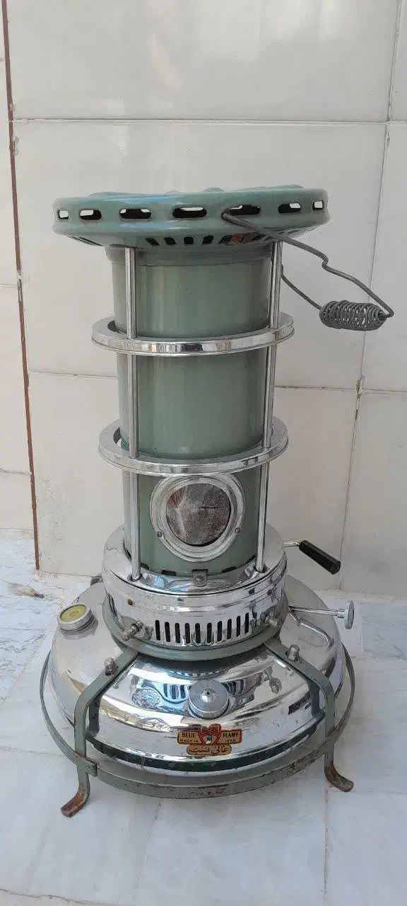 چراغ نفتی آنتیک|کلکسیون اشیاء عتیقه|قم, مسجد امام حسن|دیوار