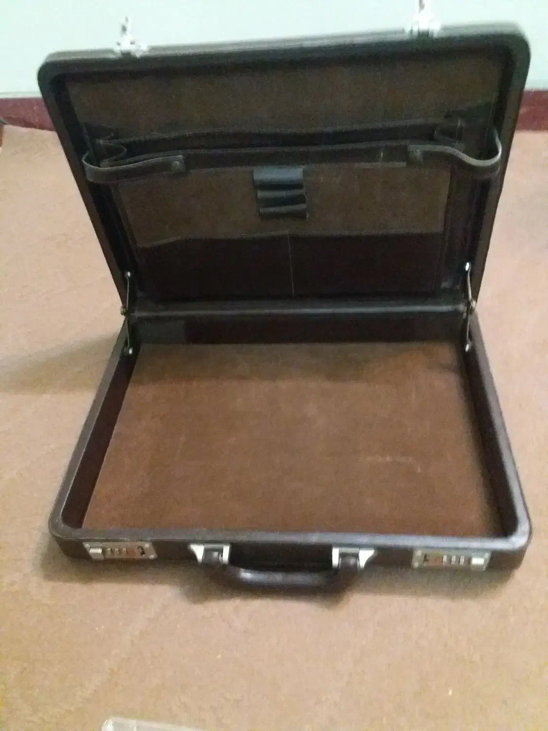 یک عددکیف سامسونت مشکی ویک ساعت مچی CRLENT قدیمی|کیف، کفش، کمربند|شیراز, نصر|دیوار