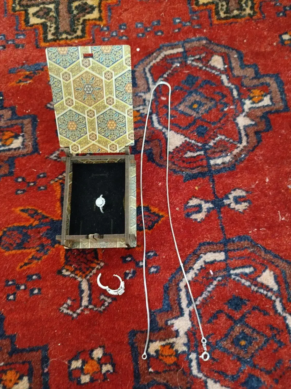 گوشواره وزنجیر|بدلیجات|کرج, ساسانی (قلمستان)|دیوار