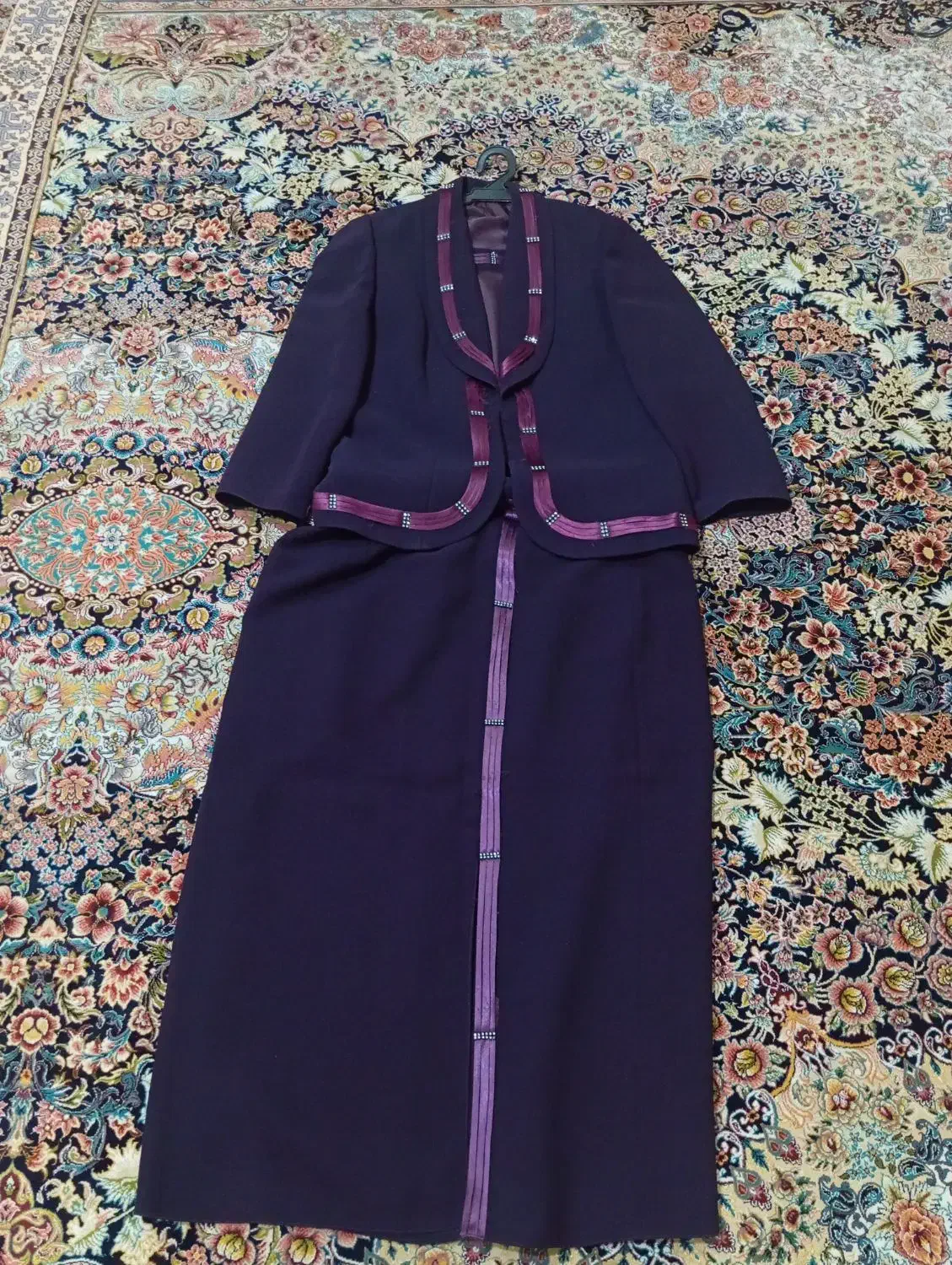 کت و دامن و جلیقه|لباس|قم, شهر قائم|دیوار