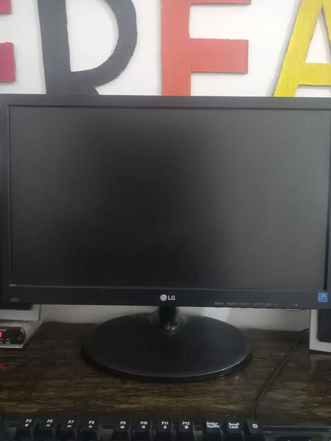 کامپیوتر به همراه مانیتور|رایانه رومیزی|طرقبه, |دیوار