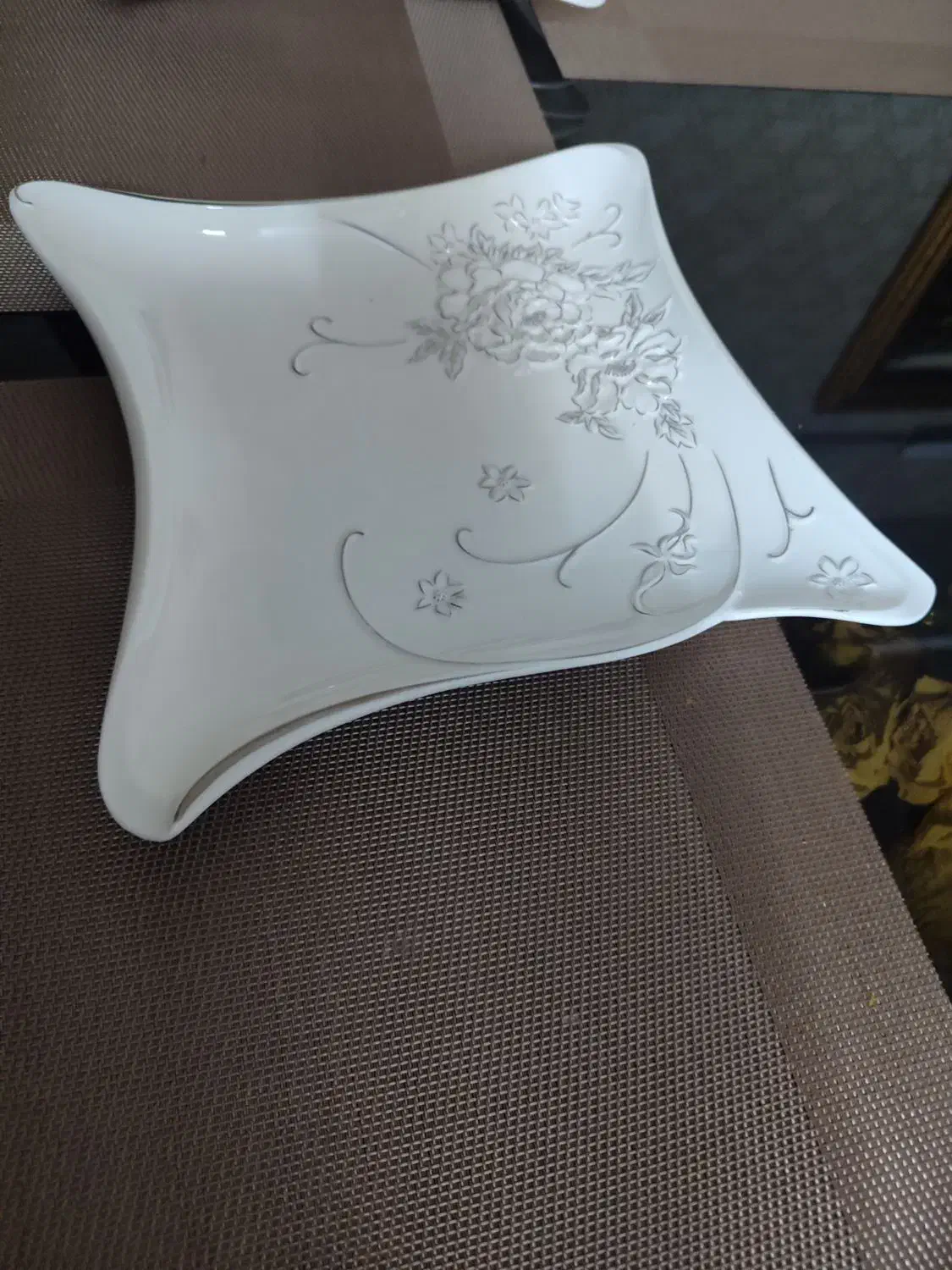 سرویس غذاخوری چینی گل برجسته ایتالیایی|ظروف سرو و پذیرایی|اصفهان, باغ دریاچه|دیوار