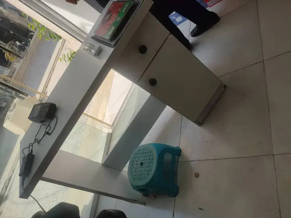 یک عدد میز. و تعدادی رگال کفش|فروشگاه و مغازه|بندر گناوه, |دیوار