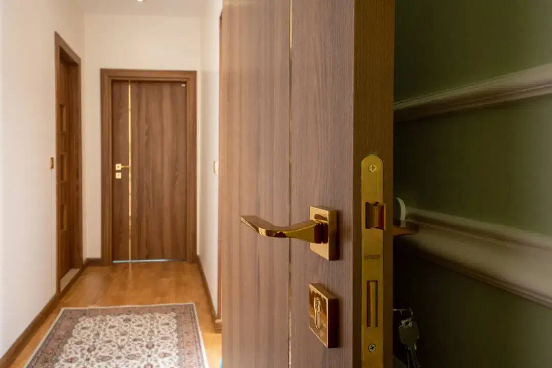 نیازمند شاگرد برای نصب درب چوبی و ضد سرقت و...|استخدام معماری، عمران و ساختمانی|قم, زنبیل آباد|دیوار