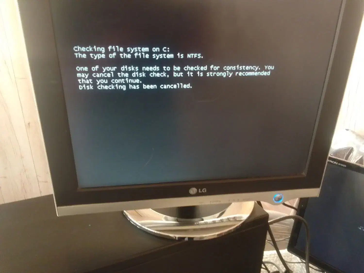 ال سی دی ۱۵ اینچ ال جی|قطعات و لوازم جانبی رایانه|تهران, جمال‌زاده|دیوار