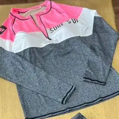 لباس ورزشی در رنگهای متنوع|لباس|اصفهان, بوستان آینه خانه|دیوار