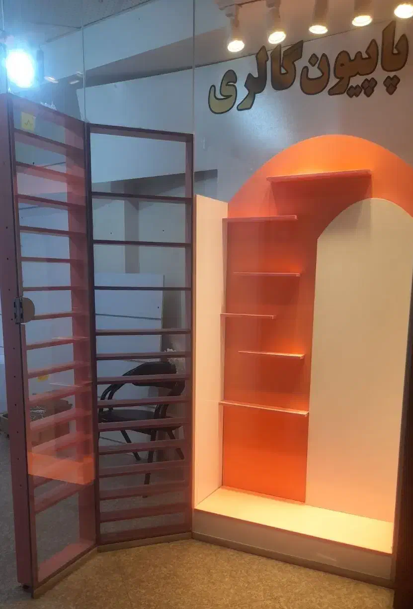 ویترین صورتی و صندلی|بوفه، ویترین، کنسول|همدان, |دیوار