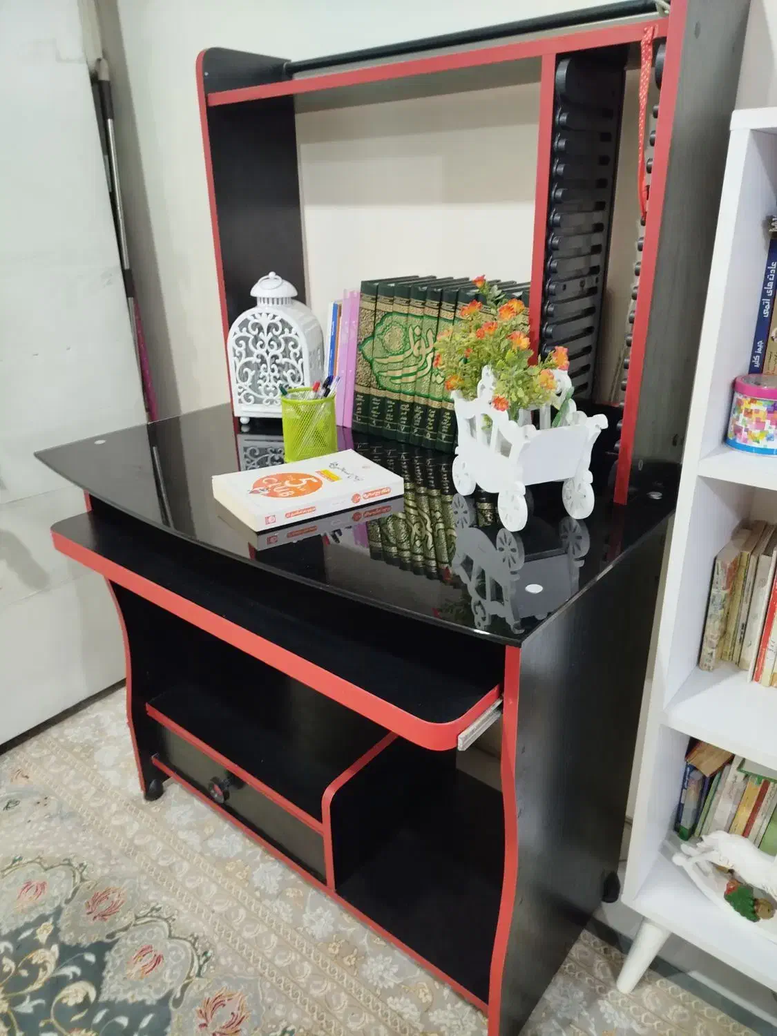 میزکامپیوتر مشکی باصفحه شیشه نشکن|میز تحریر و کامپیوتر|تهران, بهداشت|دیوار