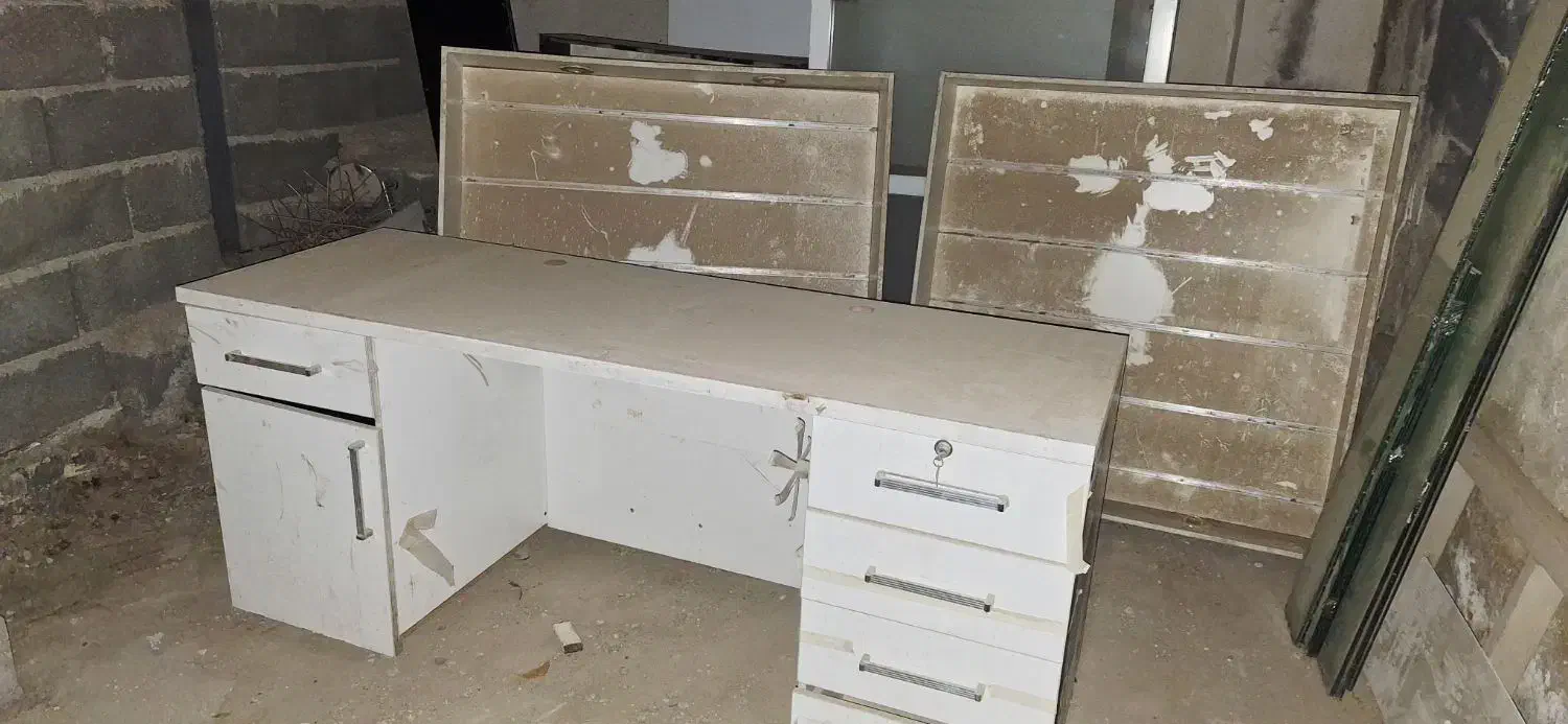 میز کار وویترین و طبقاتش همه شیشه ۱۰ میل|بوفه، ویترین، کنسول|هشتگرد, کوی یاران|دیوار