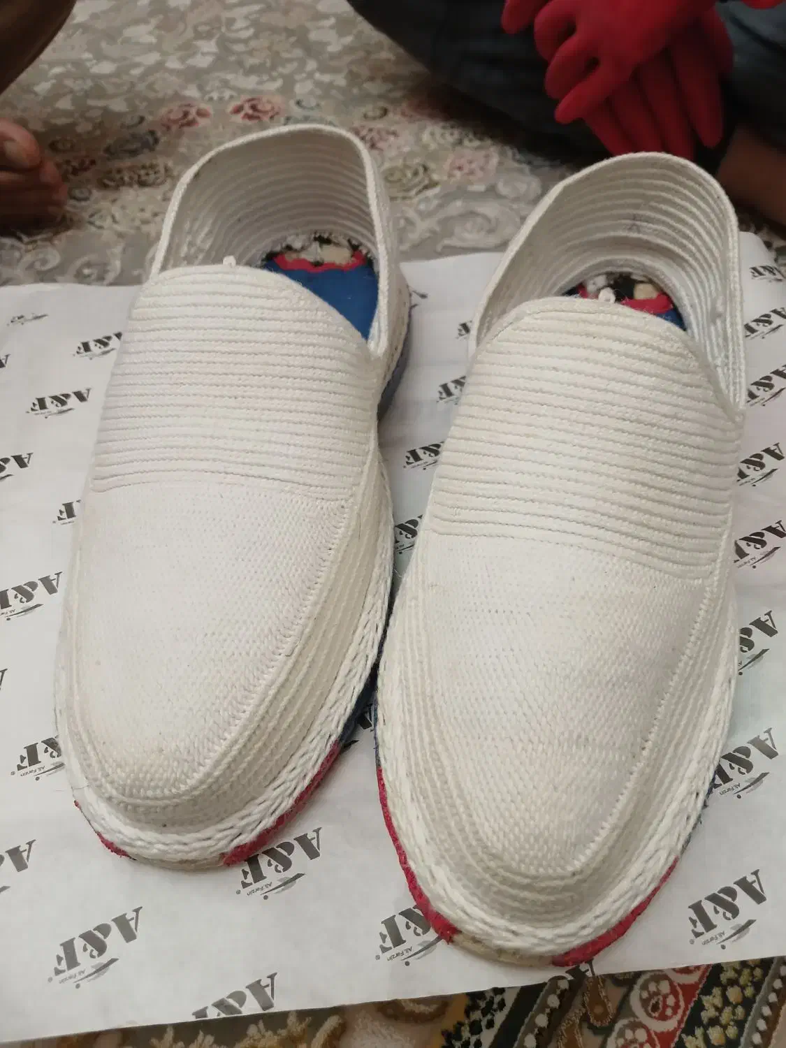 گیوه کلاش (کردی)|کیف، کفش، کمربند|آباده, |دیوار