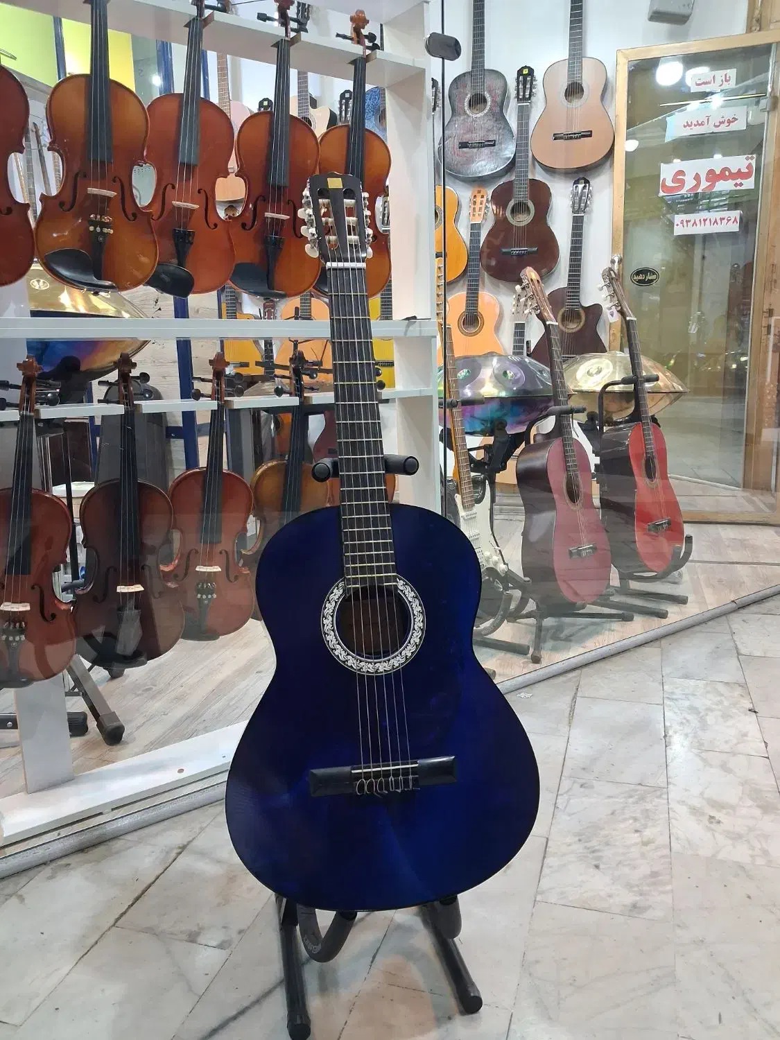 گیتار رنگهای متنوع زیبا (موزیکال تیموری)|گیتار، بیس، امپلیفایر|اردبیل, |دیوار