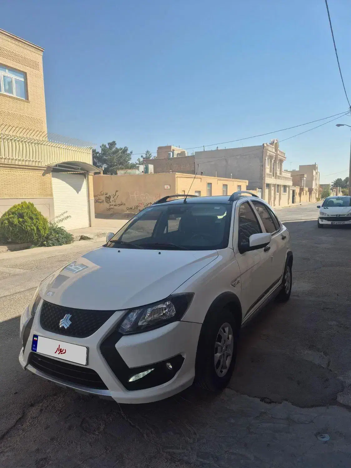 کوییک آر سفید مشکی|خودرو سواری و وانت|آباده, |دیوار