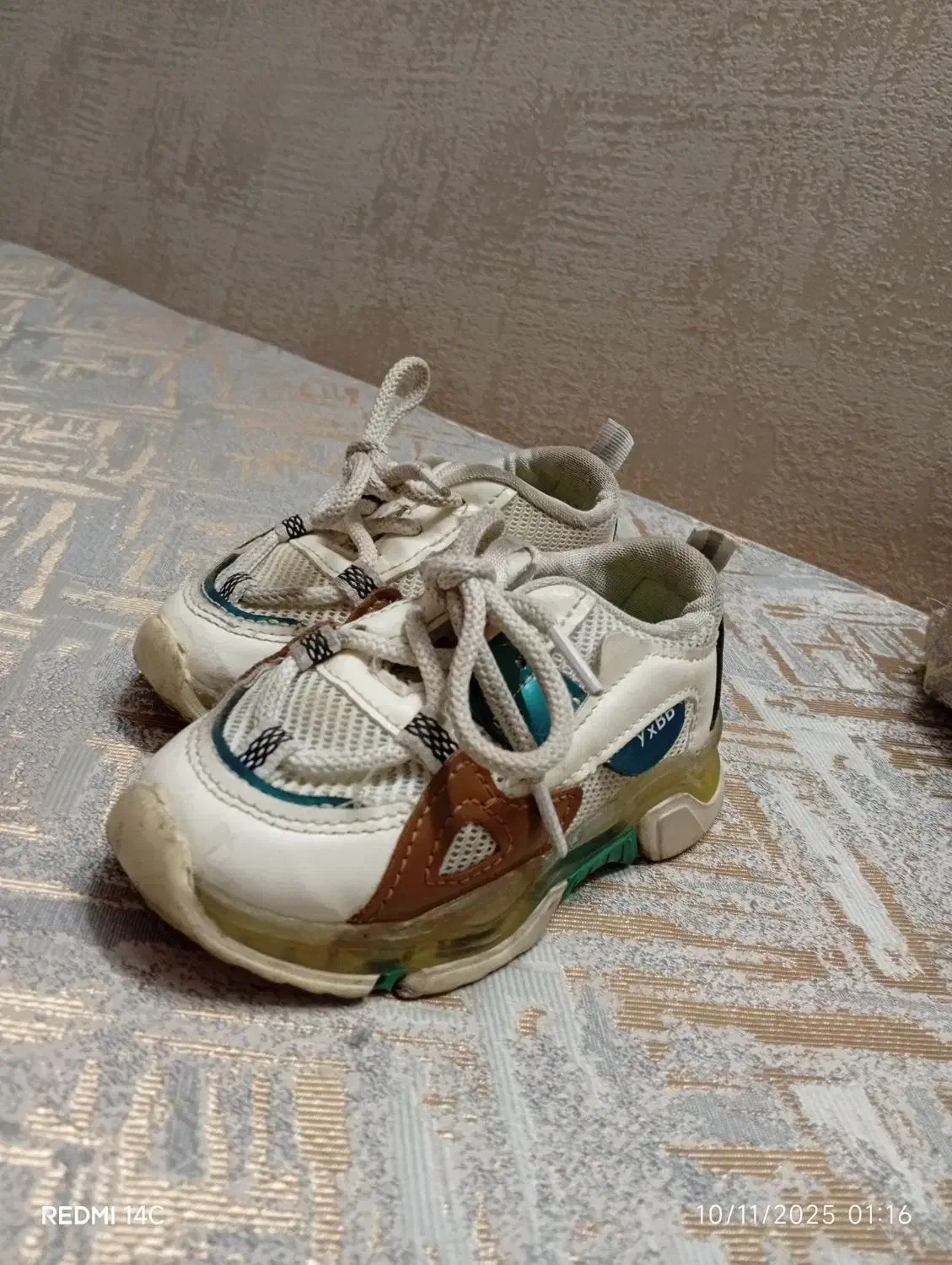 کتونی بچگانه خارجی سایز 24کاملا سالم وتمیز|کفش و لباس بچه|باقرشهر, |دیوار