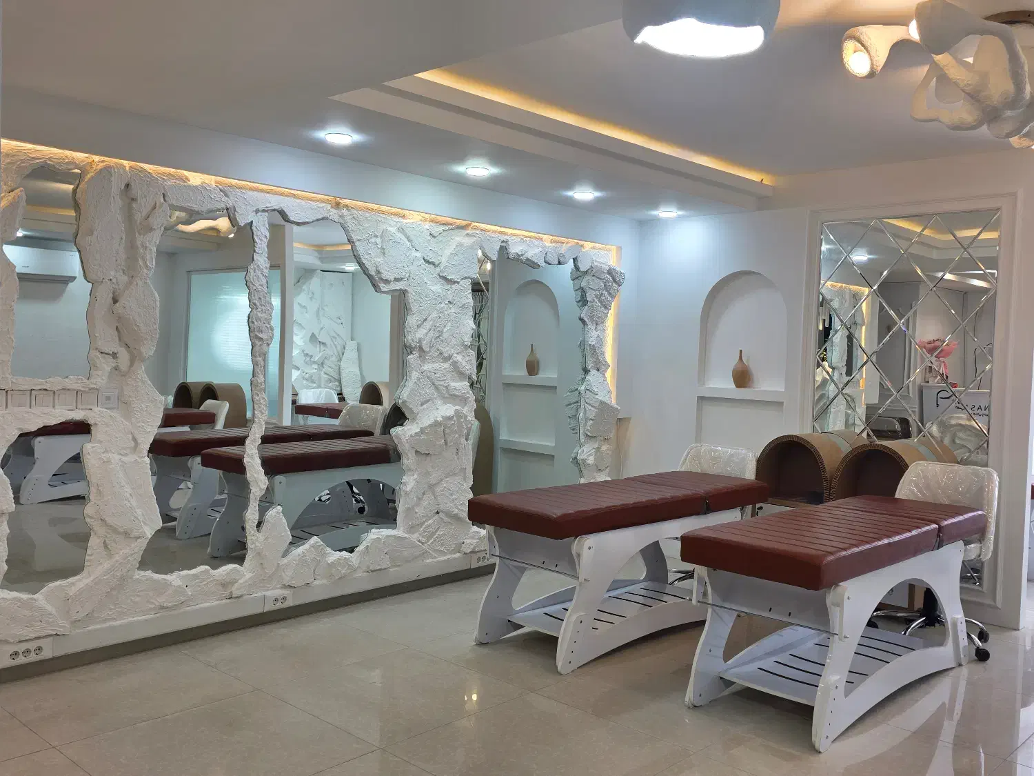 اجاره ی تخت مژه ، ناخن . پاکسازی پوست و اصلاح ابرو|آرایشگاه و سالنهای زیبایی|شیراز, سینما سعدی|دیوار