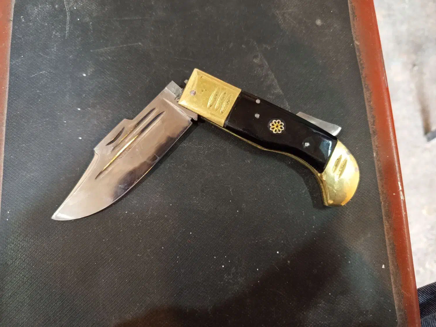 چاقو ضامن دار|کلکسیون اشیاء عتیقه|شهرکرد, |دیوار