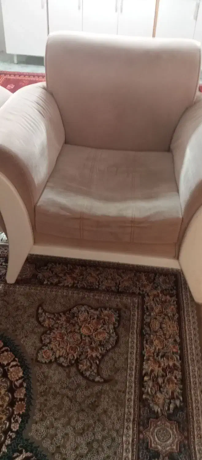 مبل ۷نفره پارچه و چوب سالم دسته هاش  ابرش رفته|مبلمان خانگی و میز عسلی|شاهین‌شهر, فردوسی|دیوار