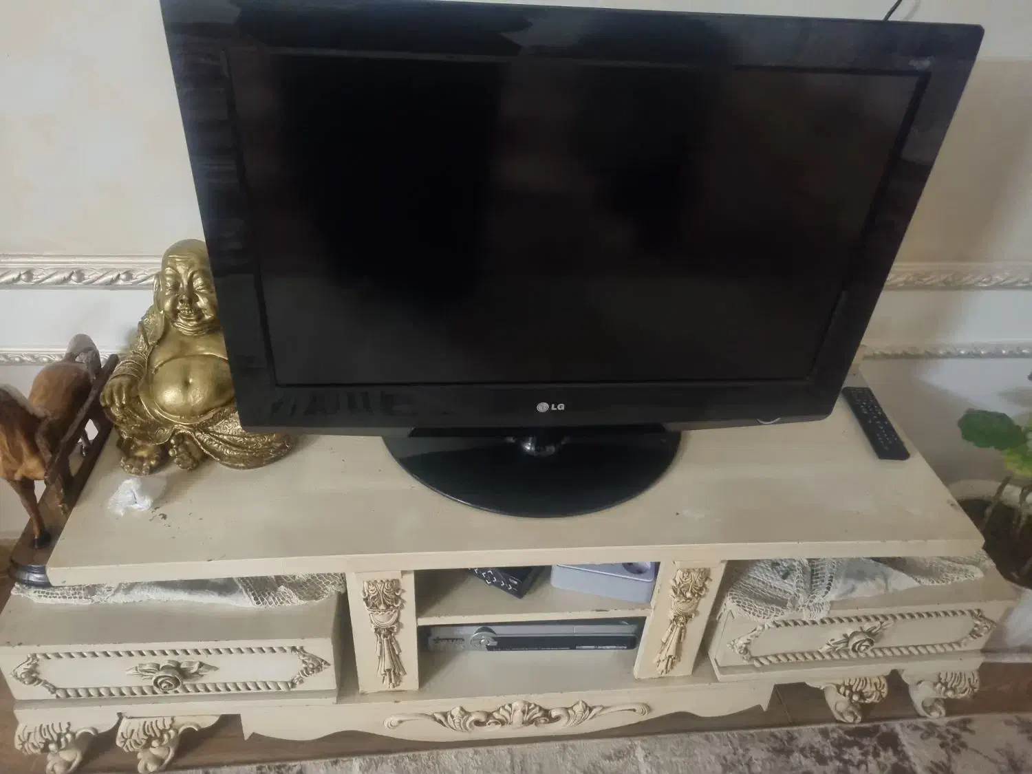 یک عدد تلویزیون با میز تلویزیون|تلویزیون و پروژکتور|اردبیل, |دیوار